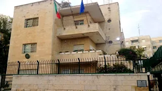 إسرائيلي يهدد حرس سفارة إيطاليا بالسلاح ويجبر ضابطين على الركوع ويشعل أزمة بين البلدين