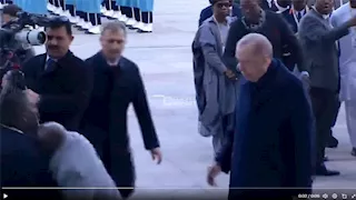 بالفيديو.. تعثر وسقوط رئيس نيجيريا أثناء سيره بجانب أردوغان