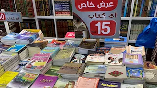 كتب جديدة بـ15 جنيه تجذب الزوار إلى سور الأزبكية بمعرض الكتاب