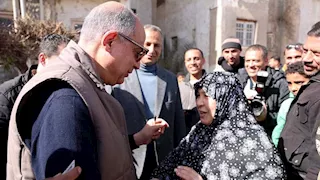 محافظ المنيا يرافق مواطنة لبيتها المتهالك ويتكفل بعلاج أخرى (صور)