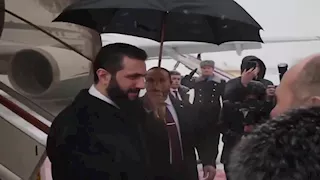 بـ "نفق زجاجي وشمسية".. كيف تم استقبال الرئيس السوري في موسكو؟ |فيديو