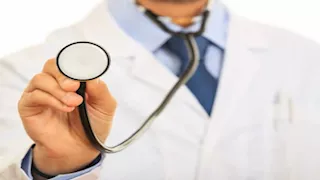 تجديد ترخيص مزاولة المهنة للأطباء.. الشروط والجهات المعتمدة