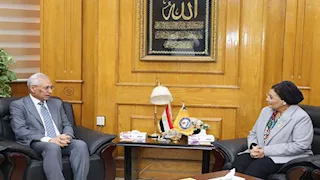 نائب وزير الصحة ورئيس جامعة المنيا يبحثان خطة السكان لـ 2026