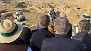 زاهي حواس يكشف لوفد أسترالي تفاصيل مقبرة ابن الملك 'أوسر كاف' بسقارة