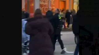 ركل وضرب بالعصا.. شرطي هولندي يعتدي على سيدتين محجبتين (فيديو)