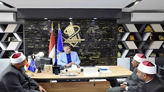 بالصور- محافظ أسوان يبحث تكثيف القوافل الدعوية بالمناطق النائية