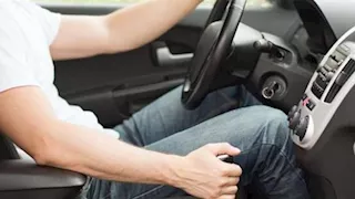 قبل السفر للخارج.. خطوات وشروط استخراج رخصة القيادة الدولية