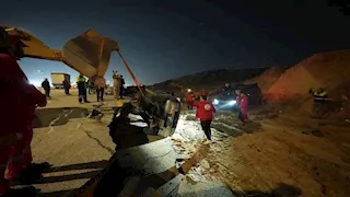 صور.. الهلال الأحمر يدفع بفرق طوارئ بعد انفجار ماسورة مياه بمحيط معرض الكتاب