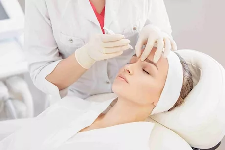 حقن الفيلر والبوتكس في الكوافير- طبيبة تحذر: عادة خطيرة "فيديو"