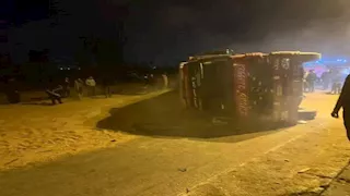  انقلاب تريلا محملة بالأرز على الطريق الزراعي في البحيرة- صور