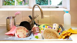 لهذا السبب الخطير.. تحذير من ترك الأطباق في الحوض طوال الليل