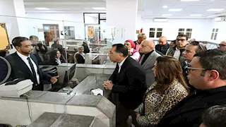 صور.. مدبولي يتفقد مجمع خدمات المواطنين بقرية "الرياينة"