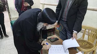 سكرتير المجمع المقدس يُدلي بصوته في انتخابات النواب بأسيوط (فيديو وصور)