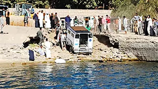 بالصور.. سقوط سيارة أجرة في نهر النيل بأسوان 