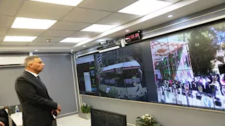 محافظ أسوان يتابع جولة إعادة انتخابات النواب من مركز السيطرة والطوارئ