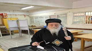 أسقف ملوي يدلي بصوته في جولة إعادة انتخابات مجلس النواب بالمنيا