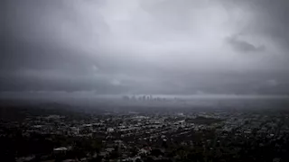 "المد الملكي" يغرق كاليفورنيا بأعلى منسوب للمياه منذ 1998