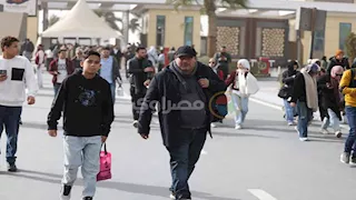 زوار معرض الكتاب يقبلون على شراء القطع التراثية 