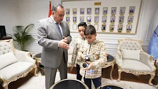 الخوذة الذكية".. محافظ أسيوط يكرّم اثنين من عباقرة الابتكار الصغار (صور)