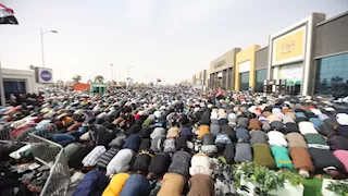 عشرات الآلاف يؤدون صلاة الجمعة بمعرض الكتاب- صور