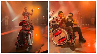 فيديو وصور..محمد رمضان يغني مع طفل على كرسي متحرك في هولندا