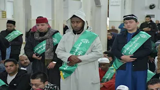 متسابقو بورسعيد الدولية للقرآن يؤدون صلاة الجمعة بمسجد السلام- صور