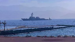 في ظل تصاعد التوترات مع إيران.. مدمرة أمريكية ترسو في ميناء إيلات الإسرائيلي