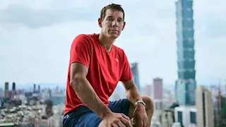 مغامرة خطيرة.. أول تسلق حر لناطحة سحاب ارتفاعها 508 أمتار دون حبال (فيديو)