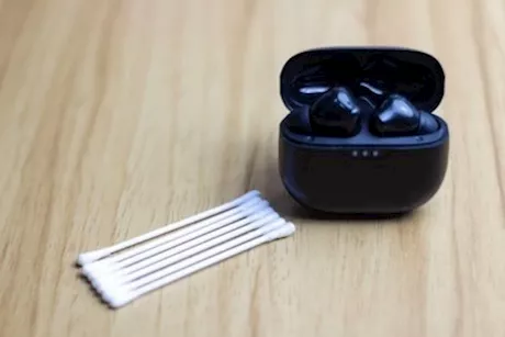 السماعات وأعواد القطن.. هل تؤثر على السمع؟