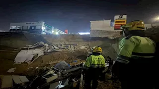 هبوط أرضي بعمق 15 مترًا يتسبب في انهيار محلين داخل محطة وقود بالتجمع