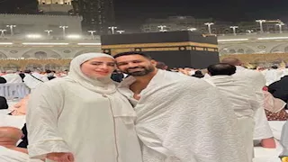 حسني عبد ربه يؤدي مناسك العمرة رفقة زوجته