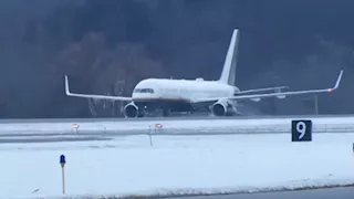 فيديو| وصول طائرة تقل مادورو إلى قاعدة عسكرية في ولاية نيويورك