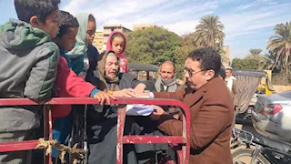 "على تروسيكل".. مسن مقعد يتحدى الكسر ويصل لصندوق الاقتراع في الأقصر