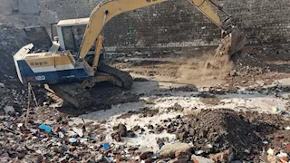 بالصور- تسريب بخط مواد بترولية في أسيوط