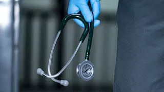 بلاغ ضد طبيب "فيديوهات الفيلر الخادشة".. المحامي يكشف التفاصيل