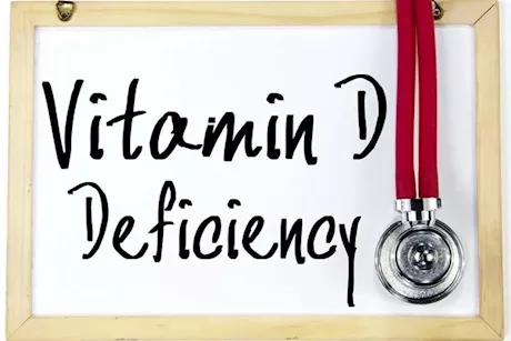 طبيب يحذر: تنميل هذا الجزء من جسمك علامة على نقص فيتامين د