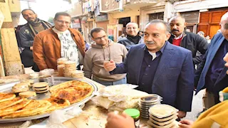 بالصور- محافظ أسيوط يتفقد تطوير الميادين ويتابع توافر السلع الأساسية