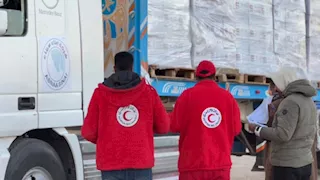 استجابةً لحالة الطقس السيئ.. الهلال الأحمر المصري يعزز مد غزة بخيام وبطاطين وملابس شت