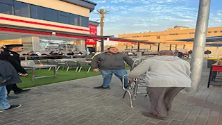 صور.. جهاز الشيخ زايد يرفع الإشغالات أمام كبدة البرنس 