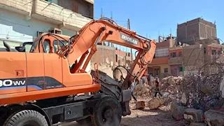 بالصور- إزالة مسجد الشيخ البغدادي الآيل للسقوط بالبياضية في الأقصر