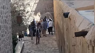 إقبال سياحي كبير على مقدسات جنوب سيناء مع احتفالات عيد القيامة (صور)