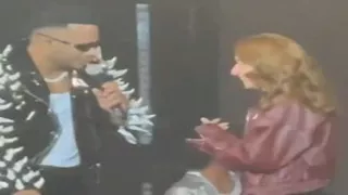 فتاة تساعد محمد رمضان في تغيير حذائه على المسرح.. هذا رد فعله