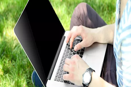 احذر.. الكمبيوتر والهاتف المحمول قد يؤثر على خصوبتك