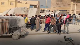 انقلاب تريلا يصيب عدة سيارات في شق الثعبان