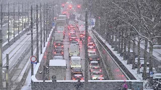 موجة برد قارس بأوروبا تتسبب في توقف حركة النقل وإغلاق المدارس (صور- فيديو)