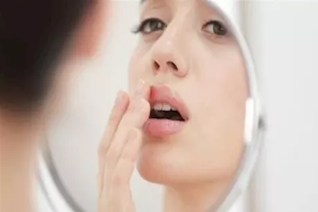 أسباب تدفعكِ لاستخدام زيت الخروع على الشفاه