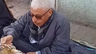 أثارت تفاعلًا.. برلماني يشارك أهالي دائرته وجبة "فول نابت" على الرصيف