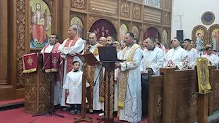 صور تذكارية أمام "مزود المسيح".. احتفالات "الميلاد" تضيء ليل المنيا (صور)