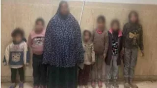 على سلم المترو | سيدة تستغل الأطفال للتسول.. الداخلية تتحرك