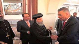 رسائل حب وهدايا رئاسية.. محافظ أسوان يدخل البهجة على قلوب الأطفال بالكنائس